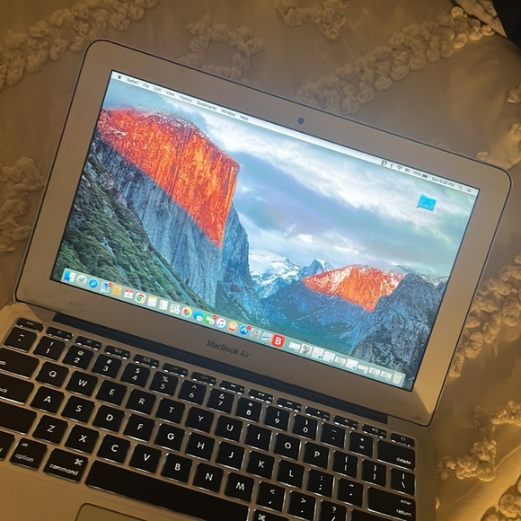 Macbook air Laptop - Picture 3 of 4